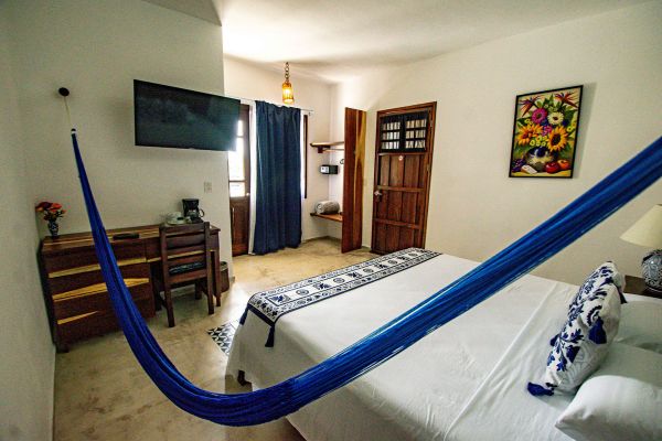 baños coloniales de buen tamaño